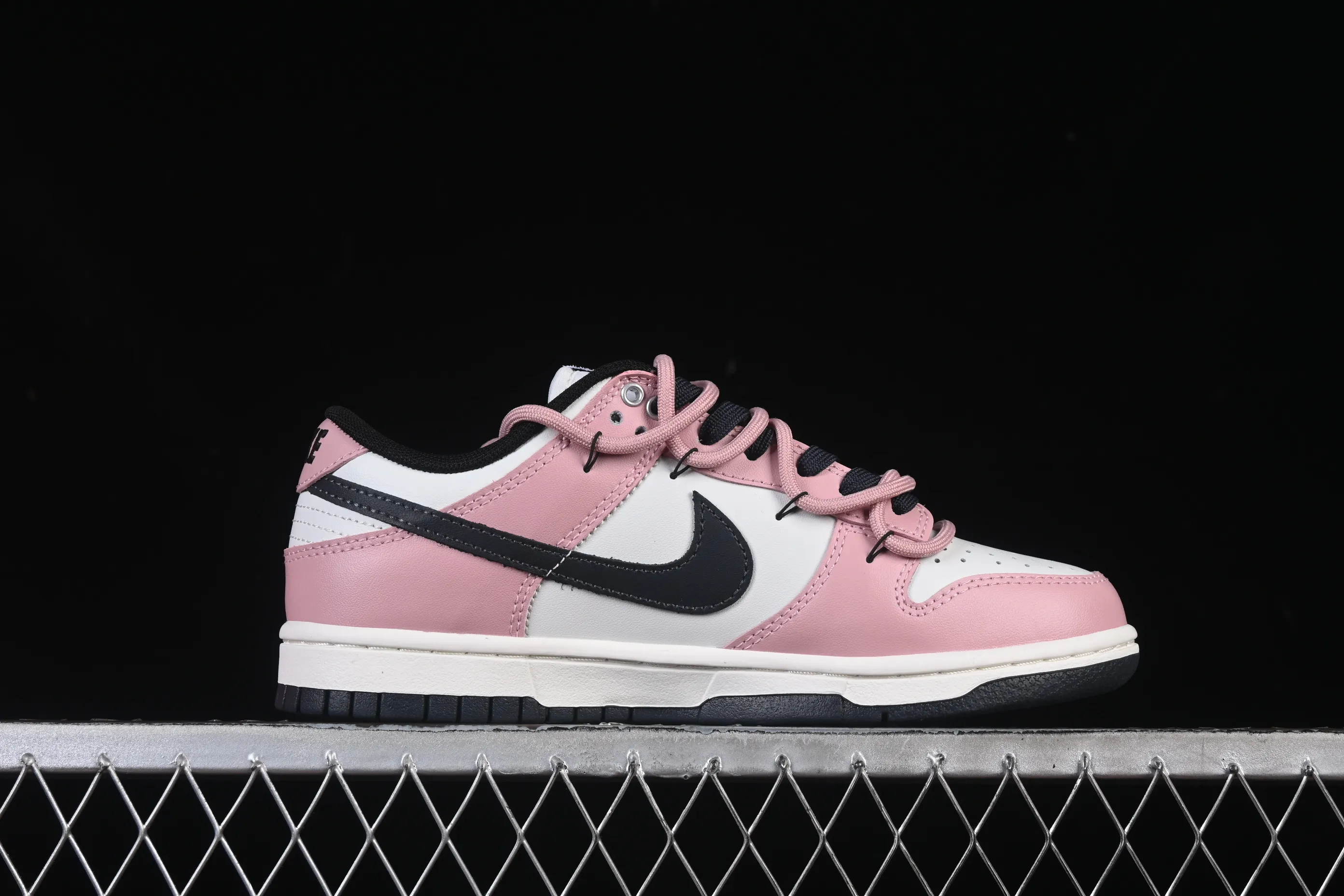 All categories Nk SB Dunk Series Nk SB Dunk Low High-end customized low-top sneakers Nike SB Dunk Low Valentine's Day strap Anniversary high-end customized low-top casual sneakers PB0510-055